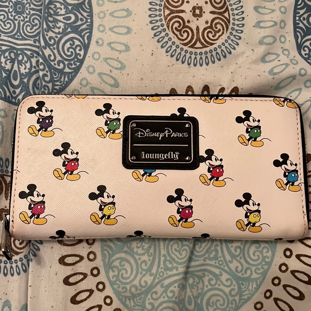 Lounge-fly Disney wallet!